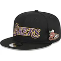 gorra-plana-negra-snapback-9fifty-post-up-pin-de-los-angeles-lakers-nba-de-new-era