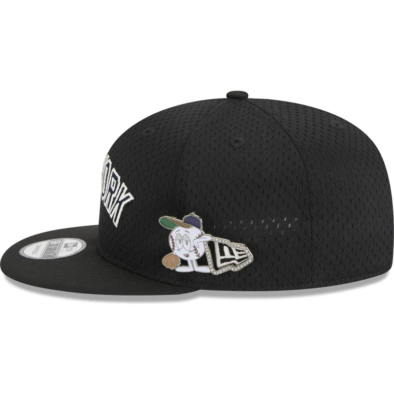 flad-sort-snapback-9fifty-post-up-pin-kasket-fra-new-york-yankees-mlb-af-new-era
