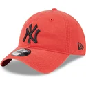 cappello-rosso-regolabile-con-visiera-curva-e-logo-nero-9twenty-league-essential-dei-new-york-yankees-mlb-di-new-era