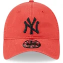 cappello-rosso-regolabile-con-visiera-curva-e-logo-nero-9twenty-league-essential-dei-new-york-yankees-mlb-di-new-era