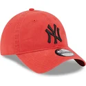 cappello-rosso-regolabile-con-visiera-curva-e-logo-nero-9twenty-league-essential-dei-new-york-yankees-mlb-di-new-era