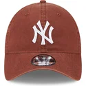 mutzen-gebogen-braun-verstellbares-band-9twenty-league-essential-der-new-york-yankees-mlb-von-new-era