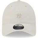 cappellino-curvo-beige-regolabile-con-logo-beige-9twenty-mini-logo-dei-new-york-yankees-mlb-di-new-era