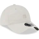 beigefarbene-verstellbare-kappe-mit-gebogenem-schirm-und-beigem-9twenty-mini-logo-der-new-york-yankees-mlb-von-new-era
