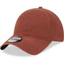 cappellino-curvo-marrone-regolabile-con-logo-marrone-9twenty-mini-logo-dei-new-york-yankees-mlb-di-new-era