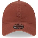 cappellino-curvo-marrone-regolabile-con-logo-marrone-9twenty-mini-logo-dei-new-york-yankees-mlb-di-new-era