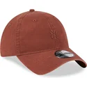 cappellino-curvo-marrone-regolabile-con-logo-marrone-9twenty-mini-logo-dei-new-york-yankees-mlb-di-new-era