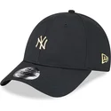 verstellbare-schwarze-9forty-kappe-mit-gebogenem-schirm-und-new-york-yankees-mlb-pin-von-new-era