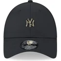 verstellbare-schwarze-9forty-kappe-mit-gebogenem-schirm-und-new-york-yankees-mlb-pin-von-new-era