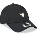 cappellino-curvo-nero-regolabile-9forty-con-spilla-dei-chicago-bulls-nba-di-new-era