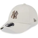 cappellino-curvo-beige-regolabile-9forty-check-infill-dei-new-york-yankees-mlb-di-new-era