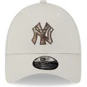 cappellino-curvo-beige-regolabile-9forty-check-infill-dei-new-york-yankees-mlb-di-new-era