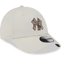 cappellino-curvo-beige-regolabile-9forty-check-infill-dei-new-york-yankees-mlb-di-new-era