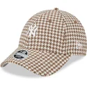 verstellbare-braun-weisse-damenkappe-9forty-hahnentritt-der-new-york-yankees-mlb-von-new-era