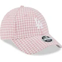 verstellbare-damenkappe-9forty-houndstooth-der-los-angeles-dodgers-mlb-von-new-era-in-rosa-und-weiss