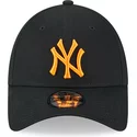 casquette-courbee-noire-ajustable-avec-logo-orange-9forty-league-essential-new-york-yankees-mlb-new-era