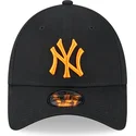 schwarze-verstellbare-kappe-mit-gebogenem-schirm-und-orangem-logo-9forty-league-essential-der-new-york-yankees-mlb-von-new-era