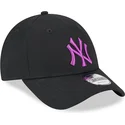 schwarze-verstellbare-kappe-mit-violettem-logo-9forty-league-essential-new-york-yankees-mlb-von-new-era