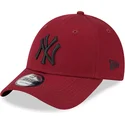 rote-verstellbare-kappe-mit-gebogenem-schirm-und-schwarzem-logo-9forty-league-essential-der-new-york-yankees-mlb-von-new-era