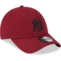 cappelli-curva-rosso-cinghia-regolabile-negro-9forty-league-essential-dei-new-york-yankees-mlb-di-new-era