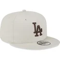 cappellino-beige-snapback-con-visiera-piatta-e-logo-marrone-9fifty-league-essential-dei-los-angeles-dodgers-mlb-di-new-era