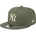 cappello-snapback-verde-con-visiera-piatta-e-logo-beige-9fifty-league-essential-dei-new-york-yankees-mlb-di-new-era