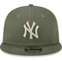 cappello-snapback-verde-con-visiera-piatta-e-logo-beige-9fifty-league-essential-dei-new-york-yankees-mlb-di-new-era