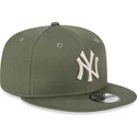 grune-snapback-cap-mit-flachem-schirm-und-beigem-logo-9fifty-league-essential-der-new-york-yankees-mlb-von-new-era