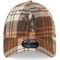cappellino-marrone-regolabile-con-visiera-curva-e-logo-marrone-9forty-check-dei-new-york-yankees-mlb-di-new-era