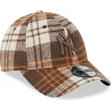 verstellbare-braune-9forty-kappe-mit-gebogenem-schirm-und-braunem-logo-new-york-yankees-mlb-check-von-new-era
