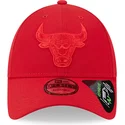 cappellino-curvo-rosso-regolabile-con-logo-rosso-9forty-repreve-outline-di-chicago-bulls-nba-di-new-era