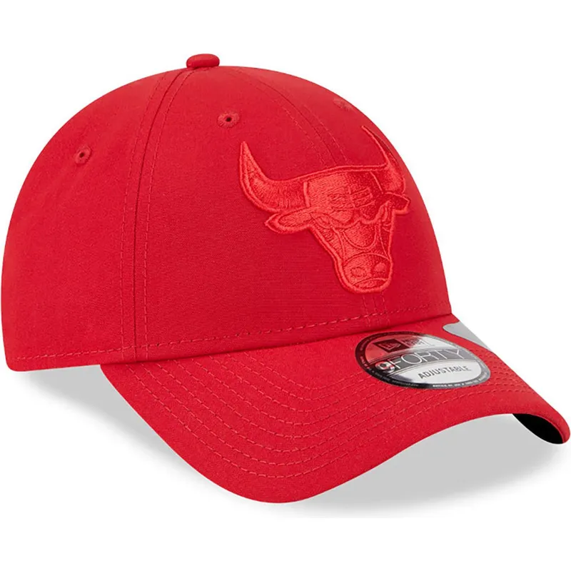 cappellino-curvo-rosso-regolabile-con-logo-rosso-9forty-repreve-outline-di-chicago-bulls-nba-di-new-era