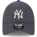 cappelli-curva-grigio-cinghia-regolabile-9forty-metallic-dei-new-york-yankees-mlb-di-new-era