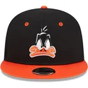 schwarze-und-orangefarbene-snapback-kappe-9fifty-von-daffy-duck-looney-tunes-von-new-era