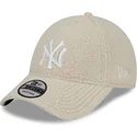 mutzen-gebogen-beige-verstellbares-band-9forty-teddy-der-new-york-yankees-mlb-von-new-era