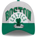 graue-und-grune-verstellbare-curved-cap-9twenty-tip-off-2023-der-boston-celtics-nba-von-new-era