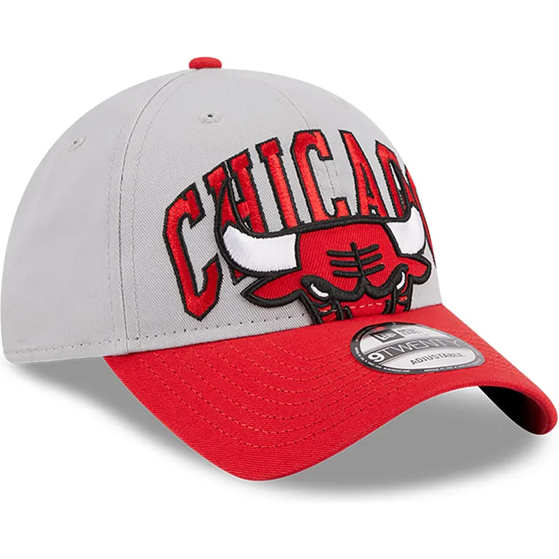 cappellino-curvo-grigio-e-rosso-regolabile-9twenty-tip-off-2023-di-chicago-bulls-nba-di-new-era