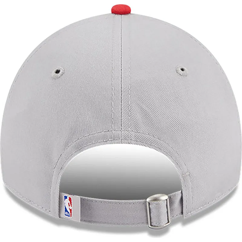 cappellino-curvo-grigio-e-rosso-regolabile-9twenty-tip-off-2023-di-chicago-bulls-nba-di-new-era