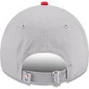 gorra-curva-gris-y-roja-ajustable-9twenty-tip-off-2023-de-houston-rockets-nba-de-new-era