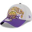 gra-og-violet-justerbar-9twenty-tip-off-2023-kurvet-kasket-fra-los-angeles-lakers-nba-fra-new-era