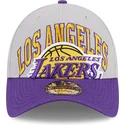 gorra-curva-gris-y-violeta-ajustable-9twenty-tip-off-2023-de-los-angeles-lakers-nba-de-new-era