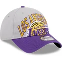gra-og-violet-justerbar-kurvet-kasket-9twenty-tip-off-2023-fra-los-angeles-lakers-nba-fra-new-era