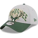 justerbar-gron-och-gra-kurvad-keps-9twenty-tip-off-2023-milwaukee-bucks-nba-fran-new-era
