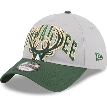 Cappellino curvo grigio e verde regolabile 9TWENTY Tip Off 2023 di Milwaukee Bucks NBA di New Era