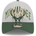 justerbar-gron-och-gra-kurvad-keps-9twenty-tip-off-2023-milwaukee-bucks-nba-fran-new-era