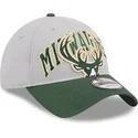 cappellino-curvo-grigio-e-verde-regolabile-9twenty-tip-off-2023-di-milwaukee-bucks-nba-di-new-era