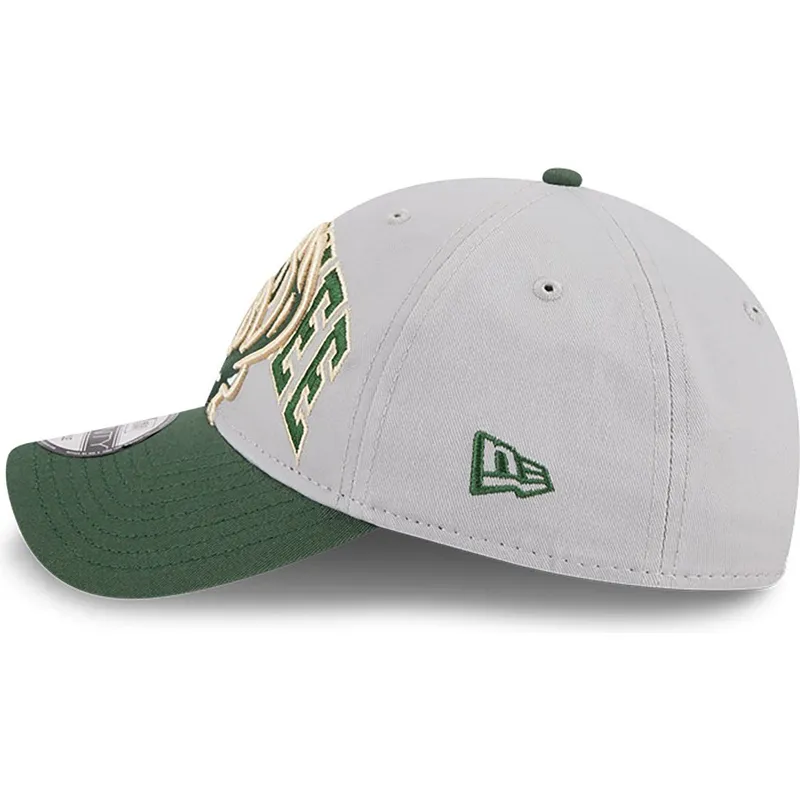 cappellino-curvo-grigio-e-verde-regolabile-9twenty-tip-off-2023-di-milwaukee-bucks-nba-di-new-era