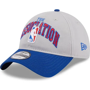 Graue und blaue verstellbare Curved Cap 9TWENTY Tip Off 2023 von NBA von New Era