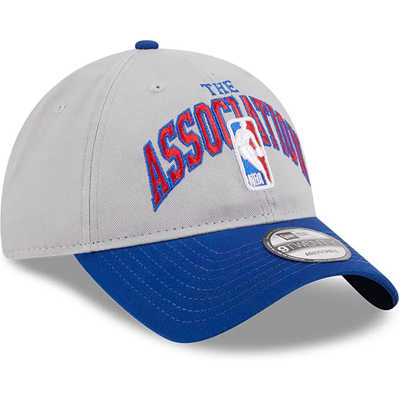 graue-und-blaue-verstellbare-curved-cap-9twenty-tip-off-2023-von-nba-von-new-era