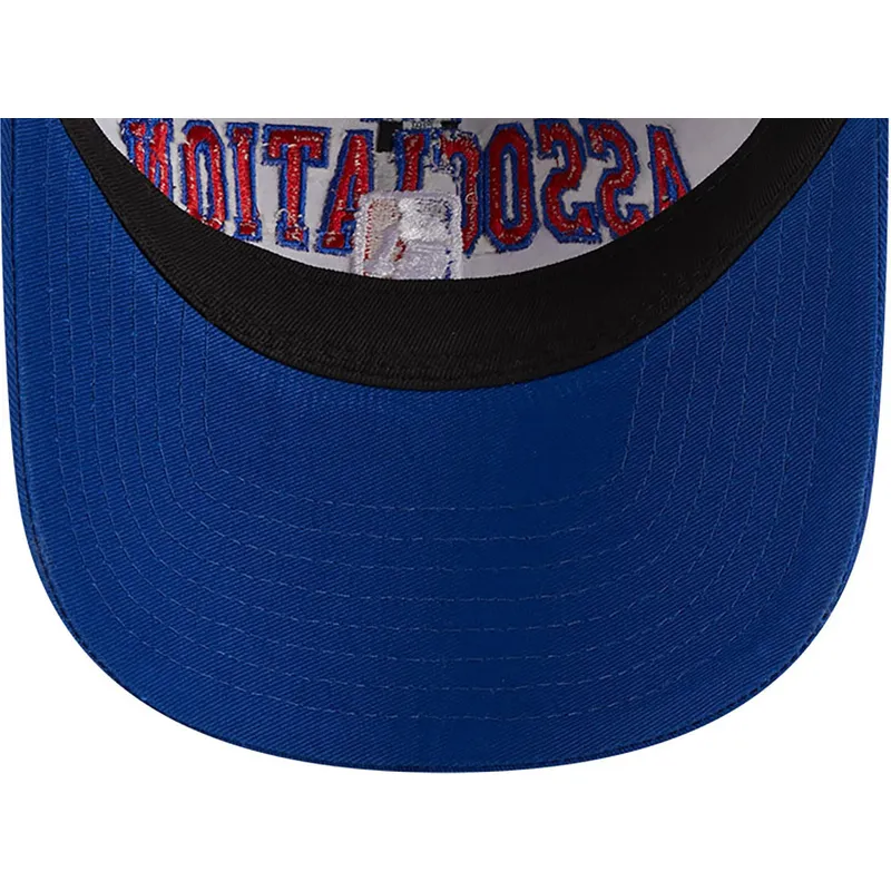 graue-und-blaue-verstellbare-curved-cap-9twenty-tip-off-2023-von-nba-von-new-era